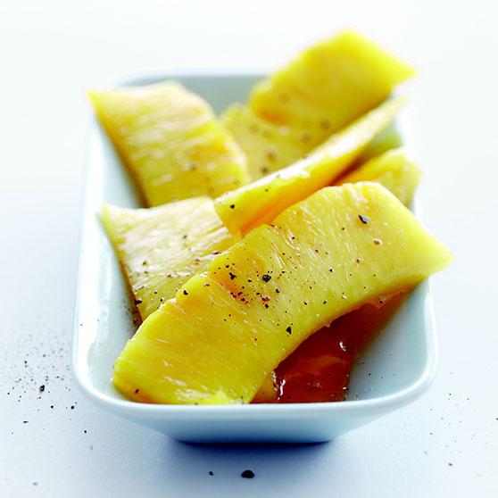 Karamellisoitu ananas limetti-siirapin kera