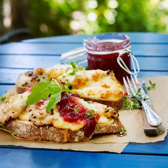 Timjamilla maustettu karviaishillo 