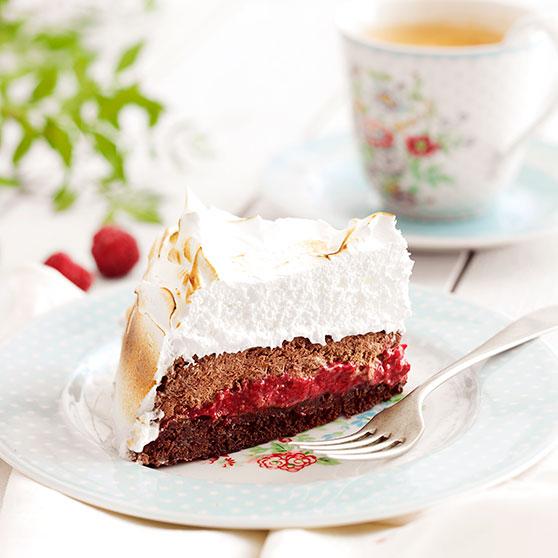 Brownie tart with fluffy meringue