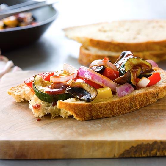 Bruschetta paistettujen vihannesten kera 