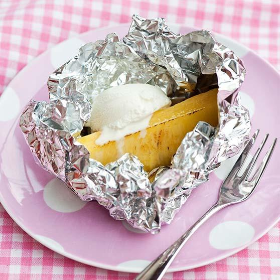 Grillattua ananasta ja vaniljajäätelöä