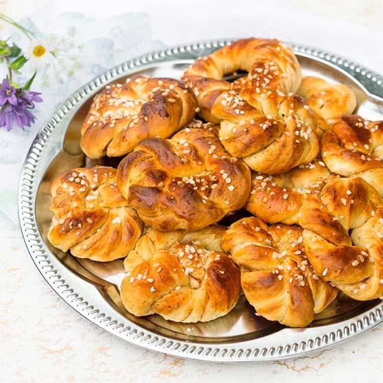 Kanelirinkilät tai solmupullat