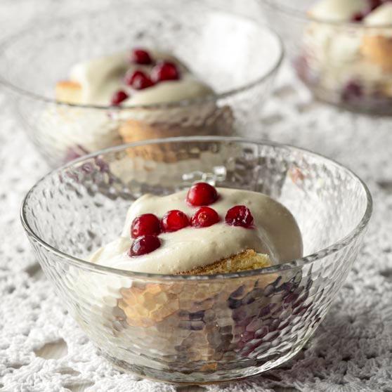 Kinuskinen karpalotrifle