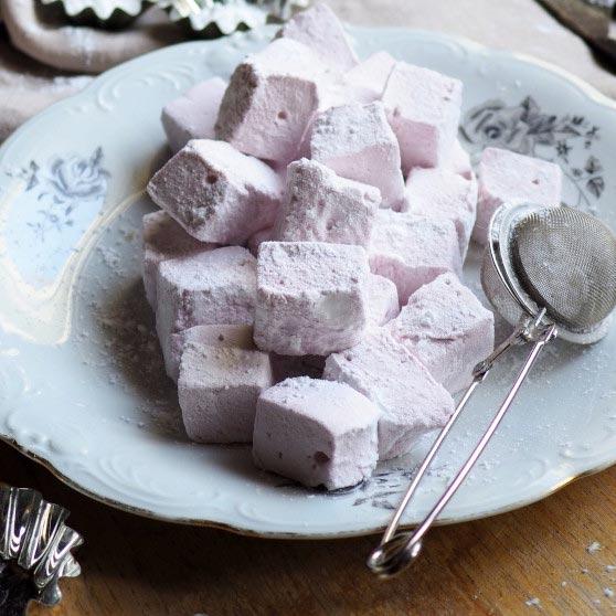 Kirpeät luumuvaahtokarkit