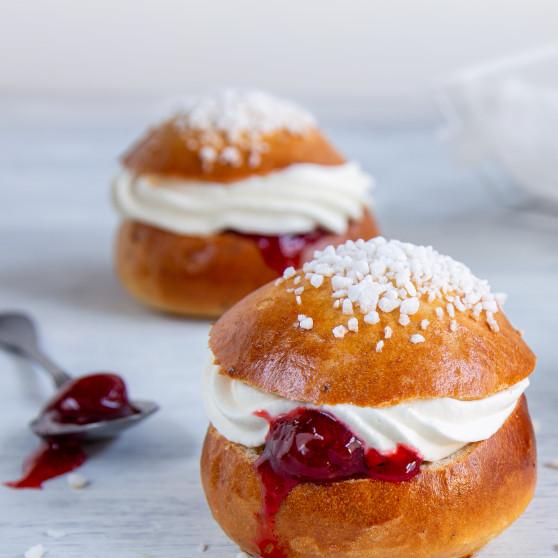 Laskiaispullat mansikkahillolla