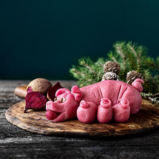 Punajuurella värjätyt marsipaanipossut