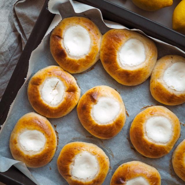 Mehevät sitruuna-rahkapullat