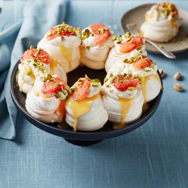 Pavlova with grapefruit curd