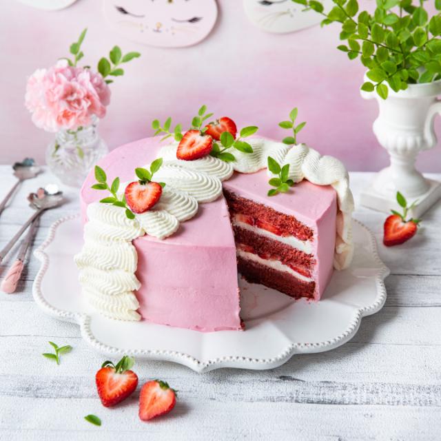 Red velvet -mansikkakakku