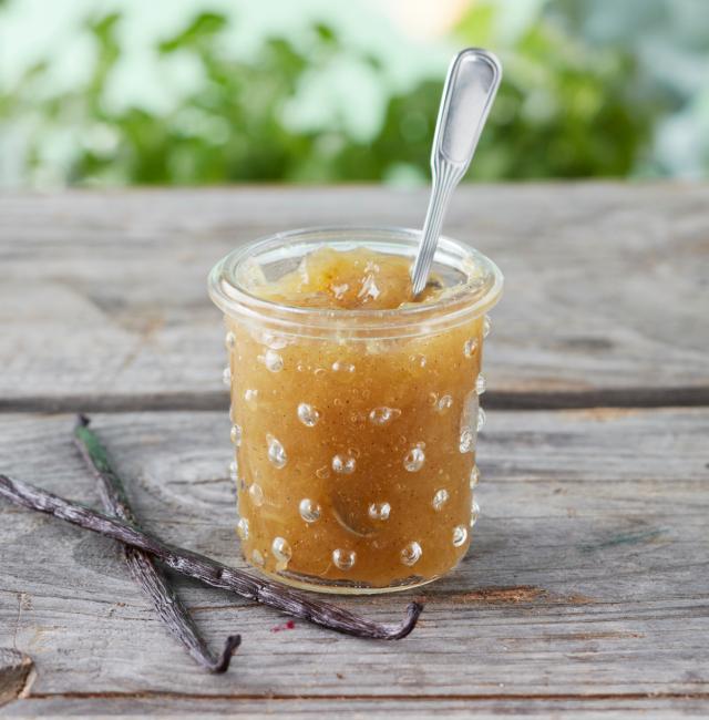 Rhubarb marmalade flavoured with cardamom and vanilla